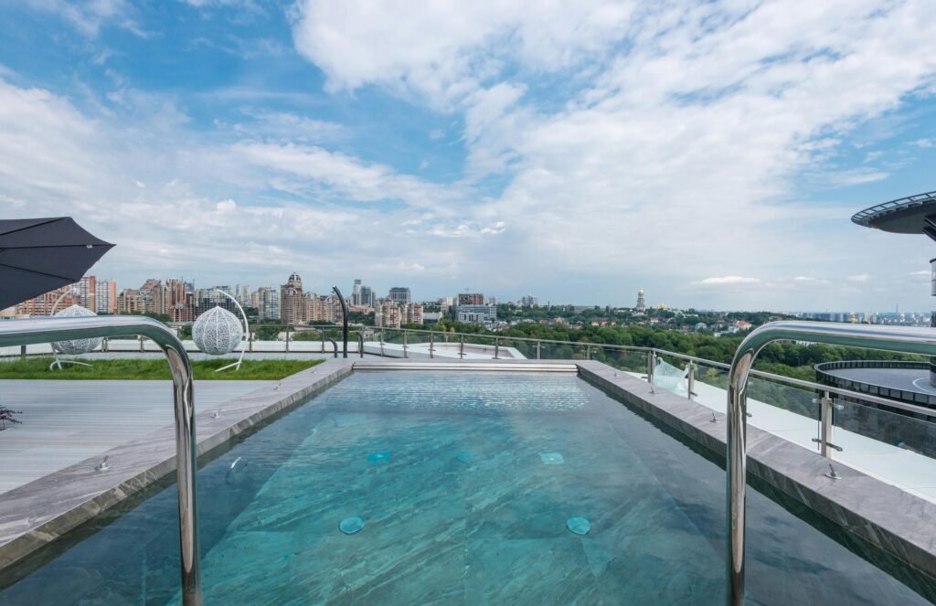 como clarear água da piscina